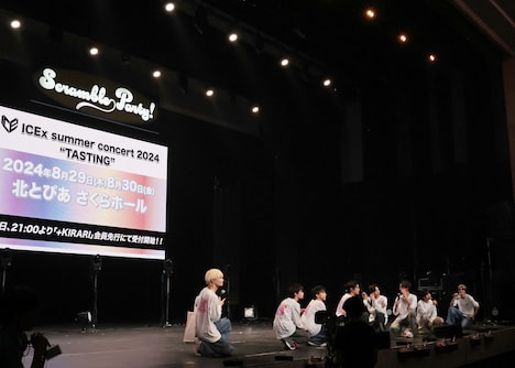夏のワンマンライブの告知を見るICEx。(Photograph:Bromide,in)
