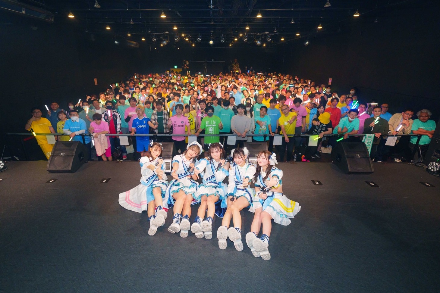 新体制お披露目公演でフロアをバックに記念撮影する手羽先センセーション。