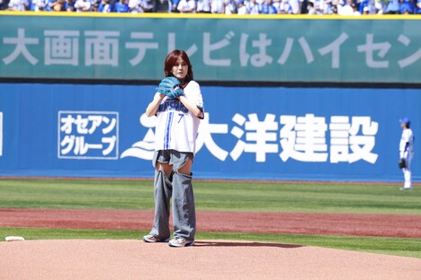 始球式に臨んだ相川七瀬。