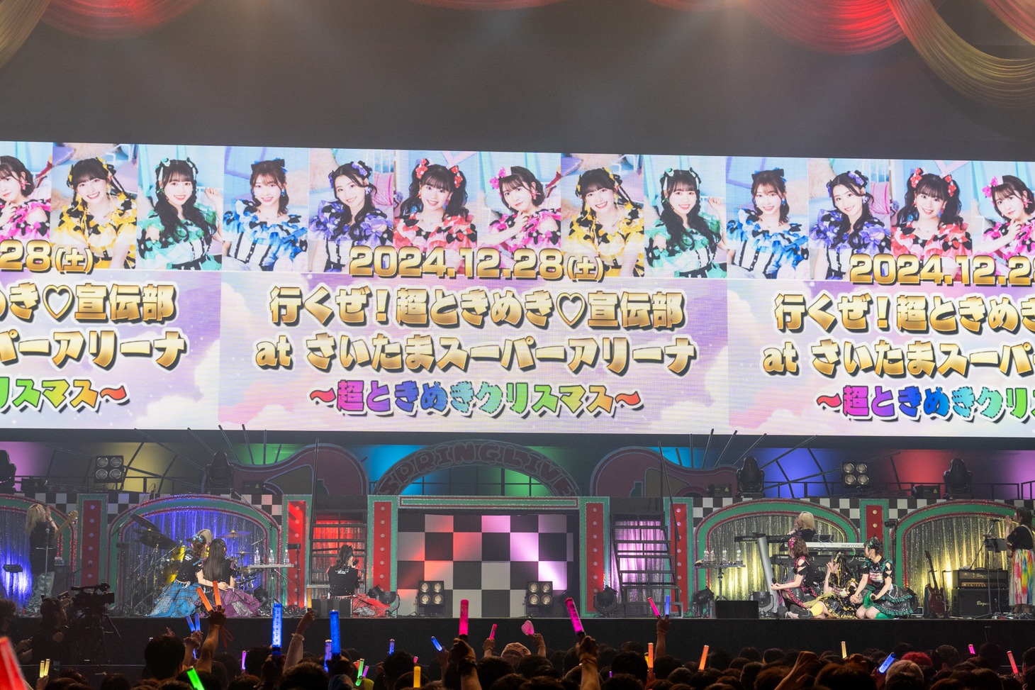 埼玉・さいたまスーパーアリーナ公演の開催決定に沸き立つ場内。