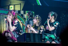 目に涙を浮かべる小泉遥香、菅田愛貴、吉川ひより。