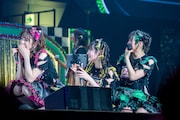 目に涙を浮かべる小泉遥香、菅田愛貴、吉川ひより。