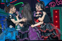 感極まって抱き合う辻野かなみ、杏ジュリア、坂井仁香。