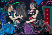 感極まって抱き合う辻野かなみ、杏ジュリア、坂井仁香。