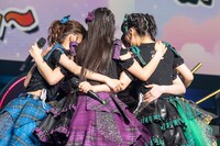 埼玉・さいたまスーパーアリーナ公演開催決定の発表を受け、円になって抱き合う超ときめき♡宣伝部。