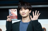 カメラに手を振る草川拓弥（超特急）。