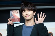 カメラに手を振る草川拓弥(超特急)。