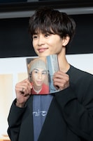 「辻褄」に顎を乗せる草川拓弥（超特急）。