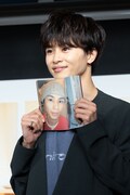 「辻褄」に顎を乗せる草川拓弥(超特急)。
