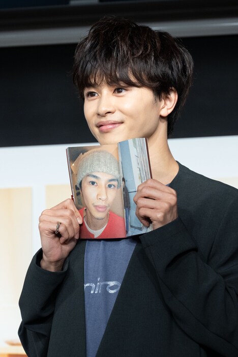 「辻褄」に顎を乗せる草川拓弥(超特急)。