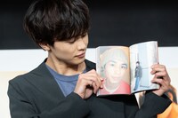 お気に入りのカットを見つめる草川拓弥（超特急）。