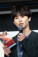 質問に答える草川拓弥（超特急）。