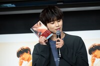 作品の採点に悩む草川拓弥（超特急）。