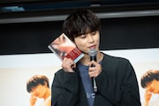 作品の採点に悩む草川拓弥(超特急)。