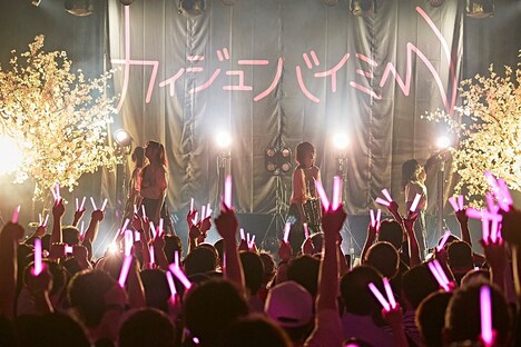 「カイジューバイミーONEMAN『怪獣爛漫』」の様子。（撮影：粂井健太）