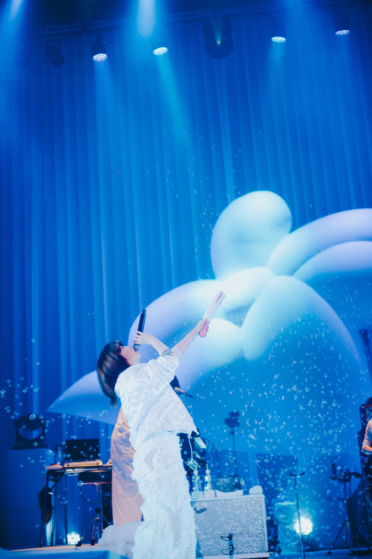 にしな「Feeling」ツアーが満員のNHKホールで幕「また音の鳴っている場所で」