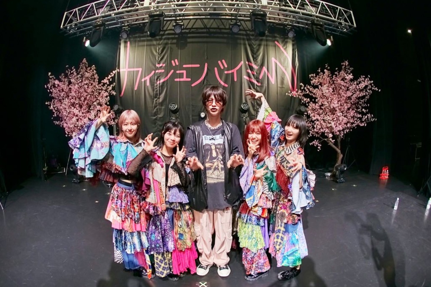 カイジューバイミーとプロデューサーのメルクマール祐。（撮影：粂井健太）