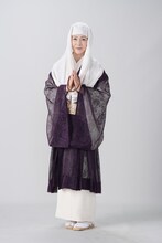 尼僧・桜蓮尼を演じる坂本冬美。(c)テレビ朝日