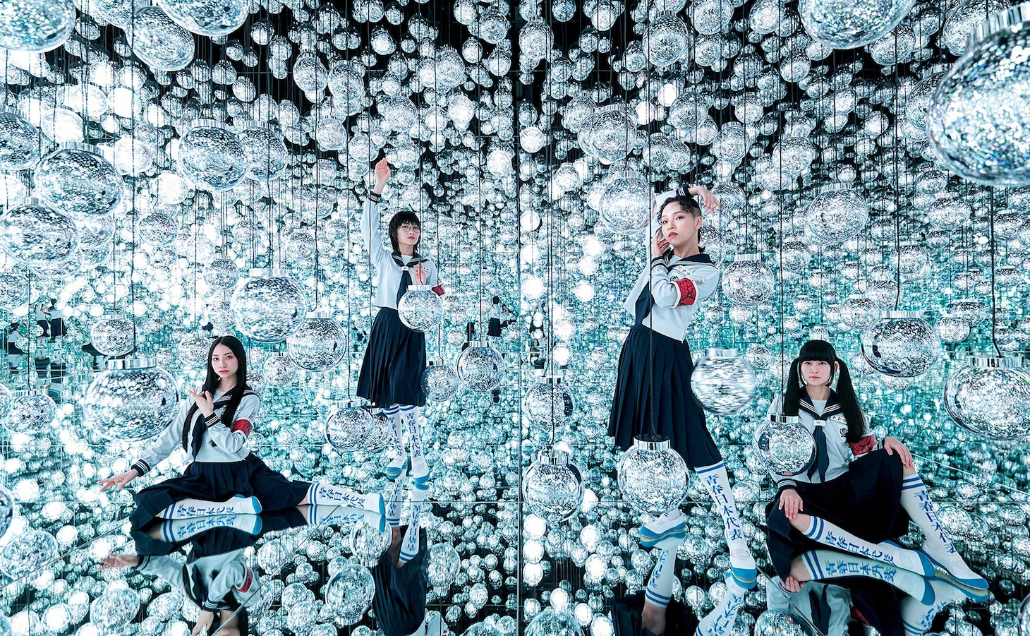 「Casa BRUTUS」より、東京・森ビル デジタルアート ミュージアム：エプソン チームラボボーダレスを訪れた新しい学校のリーダーズ。（撮影：矢吹健巳［W］）(c)マガジンハウス