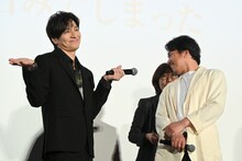 韓国旅行に誘われていないことをアピールする生田斗真（左）。