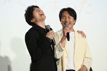 笑い合う生田斗真とヤン・イクチュン。