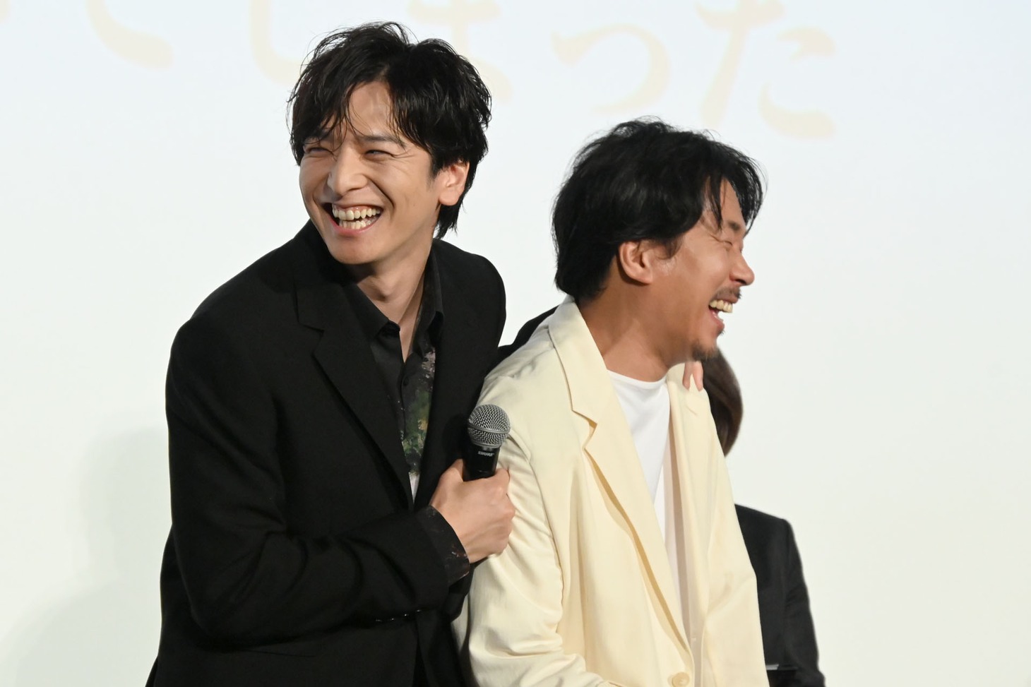 笑い合う生田斗真とヤン・イクチュン。