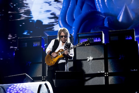 「Ado SPECIAL LIVE 2024『心臓』」にサプライズゲストで登場した松本孝弘（B'z）。（Photo by VERMILLION）