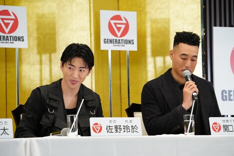 左から佐野玲於、関口メンディー。