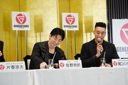 左から佐野玲於、関口メンディー。