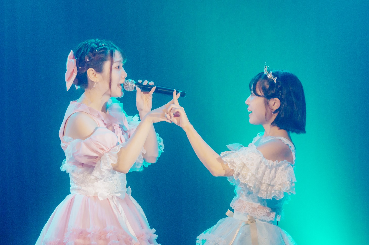 左から七瀬美優、雪梨冴愛。