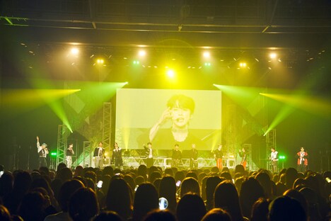 「Lemon Candy」のパフォーマンスの様子。(c)LAPONE Entertainment