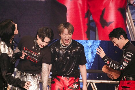 センブリ茶を飲んだ佐藤景瑚、豆原一成、鶴房汐恩、川西拓実。(c)LAPONE Entertainment