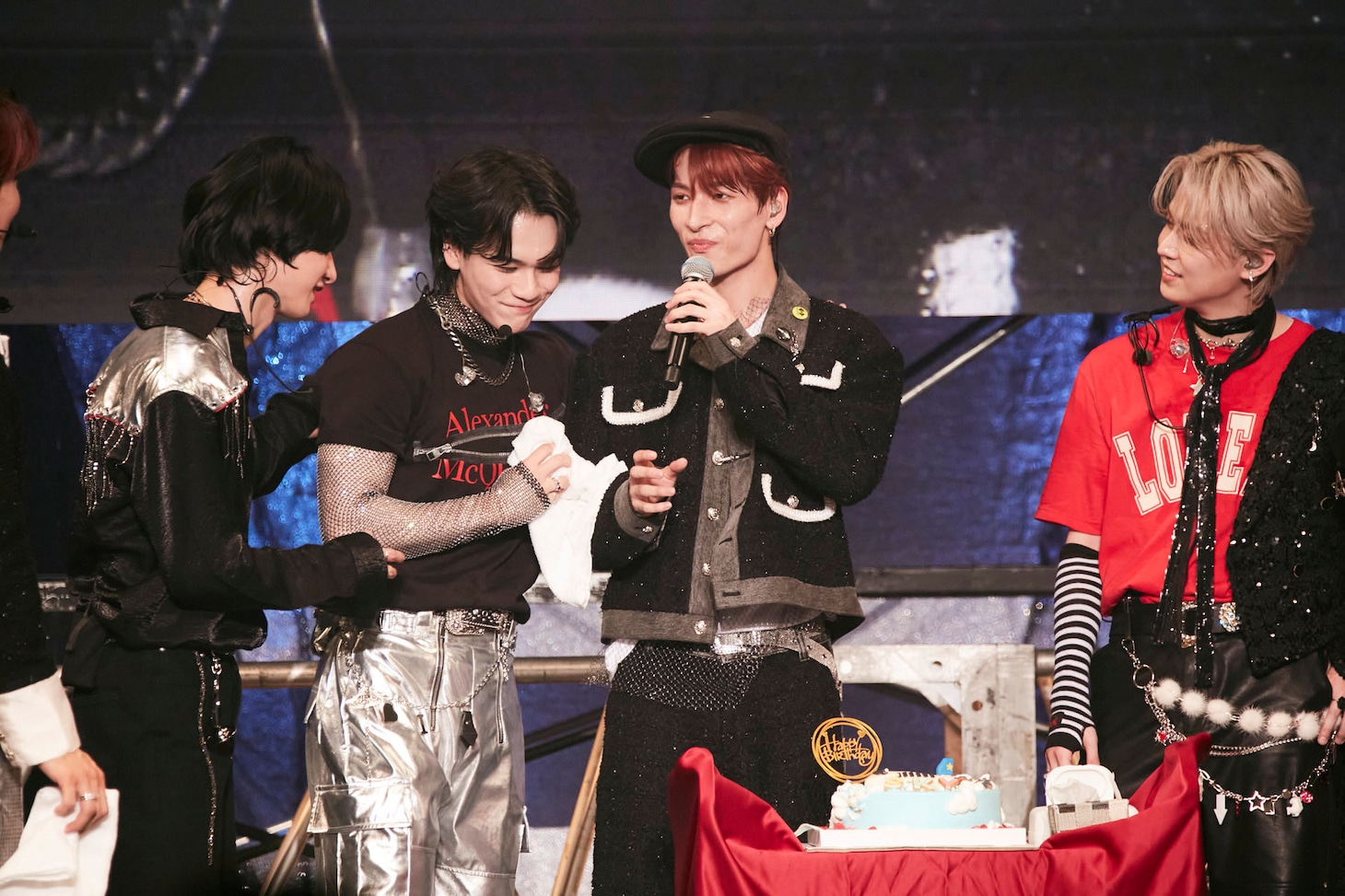 金城碧海のバースデーサプライズの様子。(c)LAPONE Entertainment