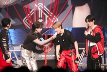 お菓子を食べる鶴房汐恩（中央右）をサポートする豆原一成スタッフ（中央左）。(c)LAPONE Entertainment