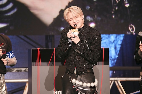 豆柴のぬいぐるみを愛でる白岩瑠姫。(c)LAPONE Entertainment