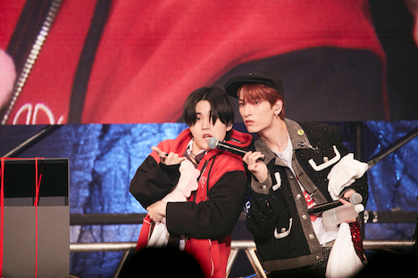 「ウーパールーパー、スーパーカー、ピーター・パーカー！」と言う木全翔也（左）と、マイクフォローする金城碧海。(c)LAPONE Entertainment