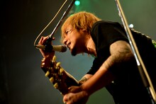 横山健（G, Vo / Ken Yokoyama）（撮影：半田安政）