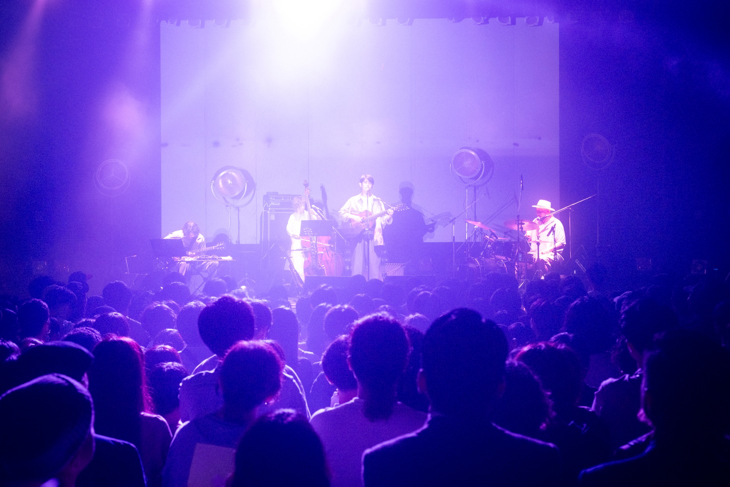 「折坂悠太 ツアー2024 あいず」最終公演の様子。（Photo by Yukitaka Amamiya）