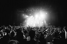 「折坂悠太 ツアー2024 あいず」最終公演の様子。（Photo by Yukitaka Amamiya）