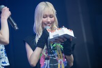 5周年を祝うケーキにテンションが上がる藤井エリカ。