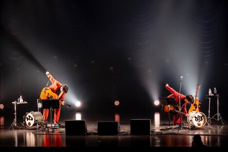 「One Night Carnival」のラストのポーズを決める山内総一郎と斎藤宏介。（Photo by Viola Kam［V'z Twinkle］）