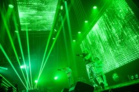 ステージ背面と天井に設置されたスクリーン。