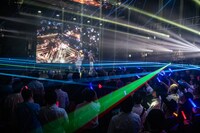 フロアを飛び交うレーザービーム。