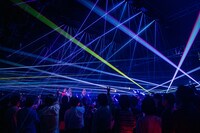 フロアを飛び交うレーザービーム。