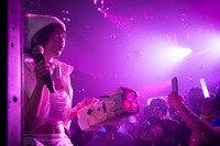 シャボン玉を飛ばす小町まい。