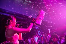 シャボン玉を飛ばす夏芽ナツ。