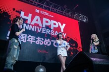 ダルファンに5周年を祝福されるSANDAL TELEPHONE。