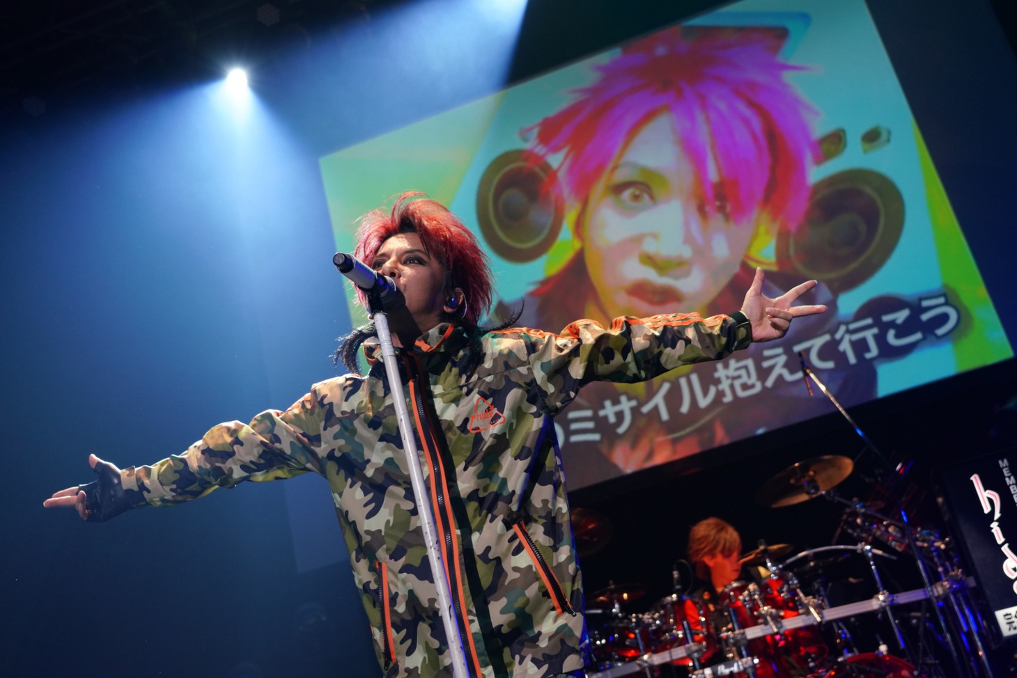 人気画像10位は「『hide Memorial Day』豪華ゲストが続々登場！hide名曲を歌いつなぎファンと合唱」より、松岡充（SOPHIA）。