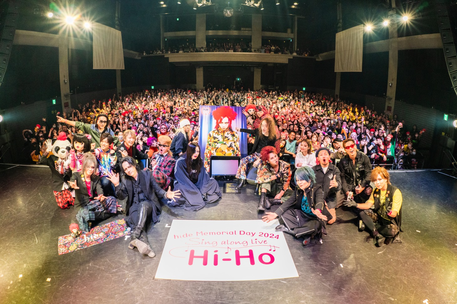 人気画像8位は「『hide Memorial Day』豪華ゲストが続々登場！hide名曲を歌いつなぎファンと合唱」より、「hide Memorial Day 2024 ～Sing along Live"Hi-Ho!"～」集合写真。