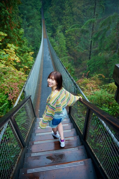 松田好花（日向坂46）の1st写真集「振り向いて」より。（撮影：岡本武志）(c)講談社